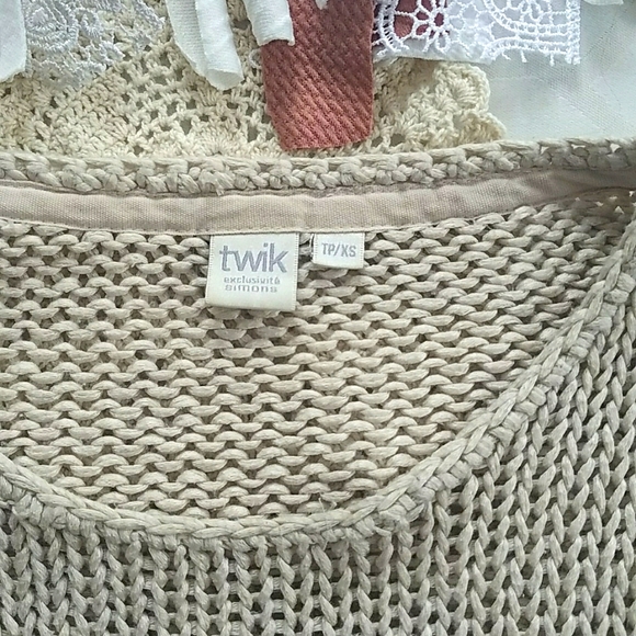 Diagonal Hem Knit Sweater - Picture 3 of 7